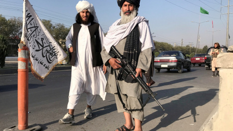 Combatientes talibanes, uno de ellos con con un rifle de asalto M16, frente al Ministerio del Interior afgano, en Kabul. REUTERS / Stringer