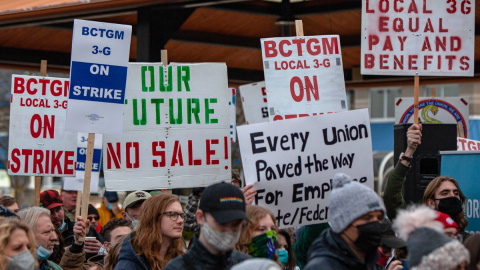  Los trabajadores de Kellogg's en huelga escuchan al senador estadounidense Bernie Sanders hablar en apoyo de su causa en el centro de Battle Creek, Michigan, el 17 de diciembre de 2021.SETH HERALDO / AFP