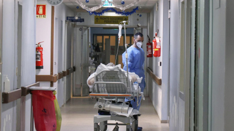  Sanitarios en un hospital de Cremona, Italia.- EFE/EPA/FILIPPO VENEZIA