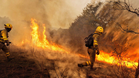  Un bombero trata de apagar las llamas en Constante (Lugo). EFE