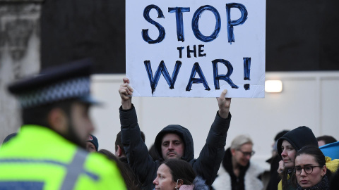  Los ucranianos protestan frente a Downing Street en Londres, Gran Bretaña, el 24 de febrero de 2022. Las tropas rusas lanzaron una importante operación militar en Ucrania el 24 de febrero, después de semanas de intensa diplomacia y la imposición de s