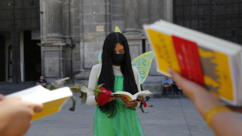  MEX1697. GUADALAJARA (MÉXICO), 23/04/2022.- Jóvenes participan en la lectura en voz alta del libro "Ensayo Sobre la Ceguera" del escritor portugués José Saramago en el marco de la inauguración de Guadalajara Capital Mundial del Libro, realizado en e