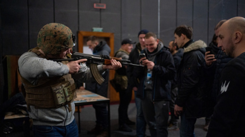  Civiles aprenden a utilizar una AK47 en Lviv, Ucrania.- Pau Venteo / Europa Press