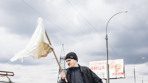  Un civil camina con una bandera blanca por el puente de Irpin, a 7 de marzo de 2022, en Irpin (Ucrania).- Diego Herrera / Europa Press