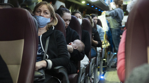 Refugiados ucranianos en autobús fletado por Farmacéuticos Solidarios en Cracovia (Polonia), para emprender viaje a España. EFE/Rodrigo Jiménez