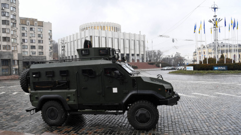  Un vehículo militar ucraniano conduce en el centro de Kiev el 24 de febrero de 2022. Las sirenas de ataque aéreo sonaron hoy en el centro de Kiev cuando las ciudades de Ucrania fueron atacadas con lo que los funcionarios ucranianos dijeron que eran ata