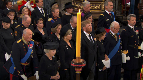 Captura de video de los reyes de España, Felipe VI y Letizia, junto a los eméritos, Juan Carlos y Sofía, en el funeral de Isabel II en la abadía de Westminster, en Londres. EFE/RTVE