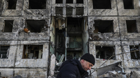  Un hombre limpia los escombros de un edificio dañado por los bombardeos en Kiev (Kiev), Ucrania, el 14 de marzo de 2022.- EFE