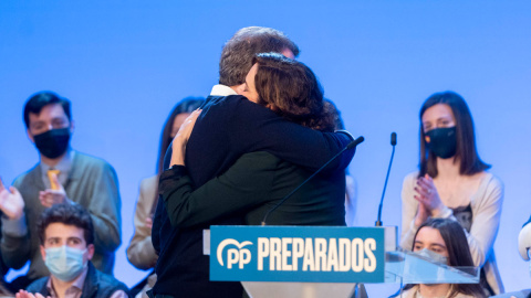  El presidente de la Xunta de Galicia y precandidato a la presidencia del PP nacional, Alberto Núñez Feijóo, y la presidenta de la Comunidad de Madrid, Isabel Díaz Ayuso, se abrazan en un encuentro de afiliados en Novotel Madrid Center, a 15 de marzo 