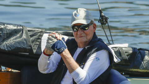 El rey emérito Juan Carlos I, a bordo del Bribón, al inicio de la segunda jornada de regata en el puerto de Sanxenxo, este domingo 30 de julio. Lavandeira Jr / EFE