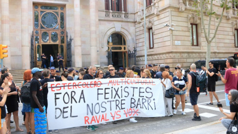 Diverses persones concentrades davant de l'Audiència de Barcelona per donar suport als veïns del Raval. / LAURA FÍGULS - ACN