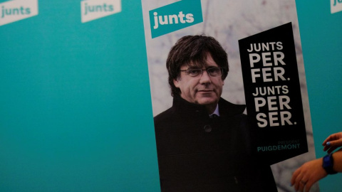 Un cartell amb la imatge de Carles Puigdemont a la seu de Junts per Catalunya a Barcelona. REUTERS/Nacho Doce