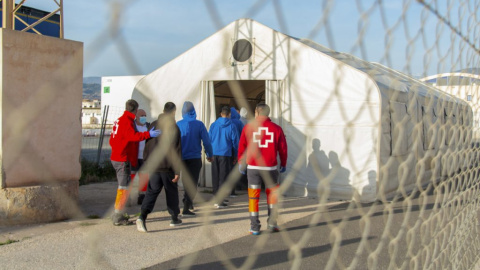 Efectius de Salvament Marítim i del Servei Marítim de la Guàrdia Civil al port de Motril.-EFE / Alba Feixas