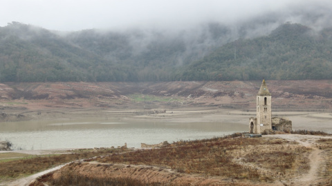 L'església perfectament visible al pantà de Sau pel baix nivel de l’embassament. Albert Segura/ACN