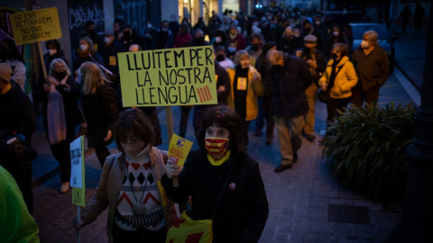  Varias personas durante una manifestación contra el establecimiento de un 25% de castellano en las escuelas catalanas, frente a la escuela Turó del Drac, a 10 de diciembre de 2021, en Canet de Mar, Barcelona, Catalunya (España).- David Zorrakino / Eur