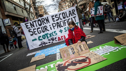 Mobilització davant de l'Escola Auró a Barcelona. — Montse Giralt