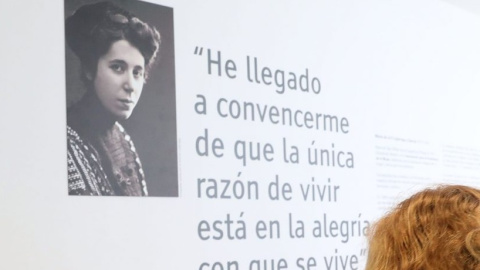 Rincón dedicado a María Lejárraga en una biblioteca de Hortaleza (Madrid).- Diario de Madrid