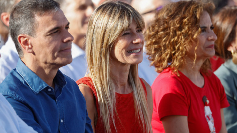 Pedro Sánchez, Begoña Gómez y María Jesús Montero en un mitin en Benalmádena. Efe/Jorge Zapata