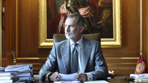 Felipe VI, en su despacho del Palacio de la Zarzuela, en el décimo aniversario de su reinado. / EFE