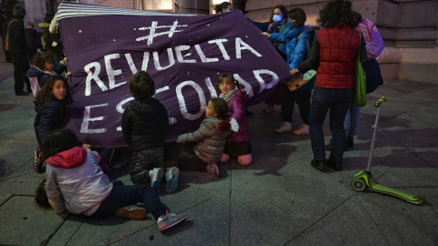  Varios niños y sus padres sujetan una pancarta de 'Revuelta Escolar', durante una concentración en recuerdo a la niña de seis años fallecida tras ser atropellada a la salida de su colegio en el barrio de Mirasierra, en la plaza de Cibeles, a 5 de nov