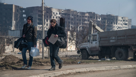  Dos jóvenes intentan abandonar la ciudad de Mariúpol, en ruinas tras los bombardeos.- Maximilian Clarke / Zuma Press / ContactoPhoto