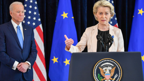  La presidenta de la Comisión Europea, Ursula Von Der Leyen, habla a la prensa junto con Joe Biden tras un meeting.- Christophe Licoppe / European Comm / DPA