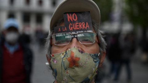  Un hombre con un cartel de 'No a la guerra', en la manifestación por la insumisión a todas la guerras, en la plaza del Callao, a 8 de abril de 2022, en Madrid (España).- Fernando Sánchez / Europa Press