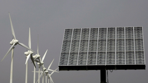 Fotografía tomada en Santa Cruz de Tenerife, que muestra molinos aerogeneradores y panel de energía fotovoltáica. EFE/Cristóbal García