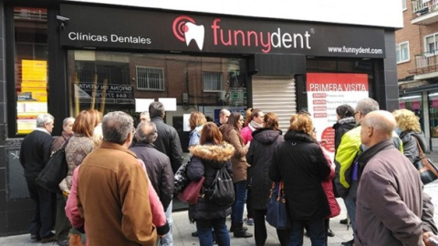 Varias personas se congregan ante una clínica de Funnydent. - EP