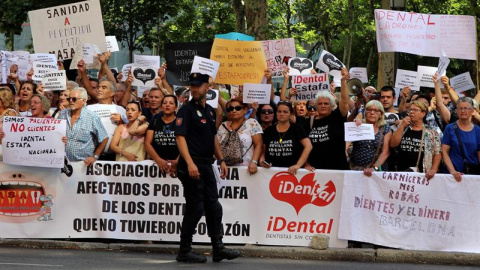 Manifestación ante el Ministerio de Sanidad de afectados por la empresa de odontología iDental. - EFE