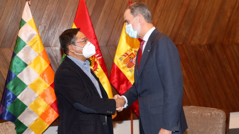  El rey Felipe VI (derecha), junto al presidente electo de Bolivia (izquierda) Luis Arce. - EUROPA PRESS