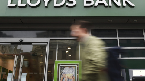 Un peatón pasa  ante una sucursal de Lloyds Bank en Londres. EFE/Andy Rain