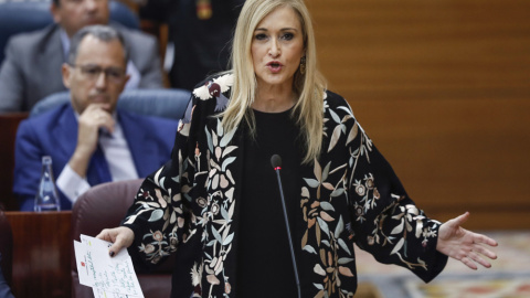 La presidenta regional, Cristina Cifuentes, durante una intervención en el Pleno de la Asamblea de Madrid. EFE/Emilio Naranjo