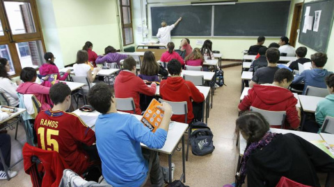 Alumnos en el aula durante una clase.