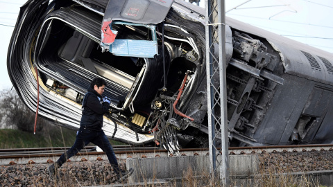 Un personal de emergencia trabaja después de que un tren de alta velocidad que viajaba de Milán a Bolonia descarriló matando al menos a dos personas cerca de Lodi, Italia, el 6 de febrero de 2020. REUTERS / Flavio Lo Scalzo