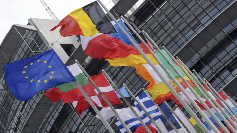 Banderas de países miembros de la UE frente al Parlamento Europeo en Estrasburgo. PATRICK SEEGER (EFE)