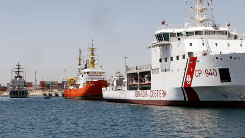 Los tres buques que trasladaban a 630 inmigrantes a España, el Orione (i), el Aquarius (c) y el Dattilo, amarrados en el puerto de Valencia tras los desembarques. - EFE