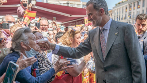  El Rey Felipe VI saluda varias mujeres a su llegada a la Plaza Mayor de Ciudad Real.- Eusebio García del Castillo / Europa Press