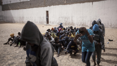 21 mujeres migrantes hacen cola en el patio de la prisión para montar en autobuses que las transferirán a otro centro de detención, tras ser vendidas a la milicia armada que controla el centro de detención de Surman, al oeste de Libia /Narciso Contrer