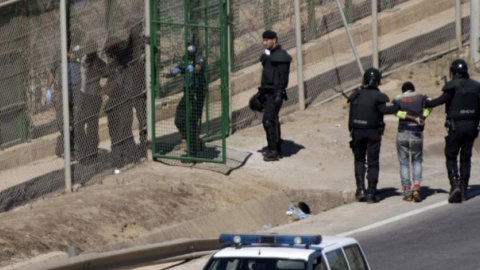  Una de las devoluciones en caliente en la valla de Melilla por las que Estrasburgo condenó a España, el 13 de agosto de 2014, de la que ahora se retracta.- EFE