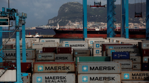 Contenedores en la terminal de carga del puerto de Algeciras, con el Peñón de Gibraltar al fondo. REUTERS/Jon Nazca