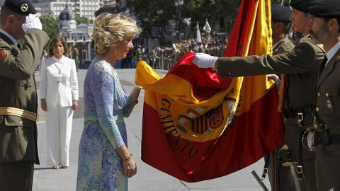 Esperanza Aguirre, con la bandera de España. EFE