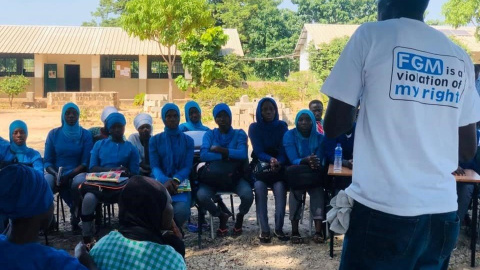 Actividad de Safe Hands for Girls para concienciar de los riesgos de la mutilación genital en Gambia - SAFE HANDS FOR GIRLS