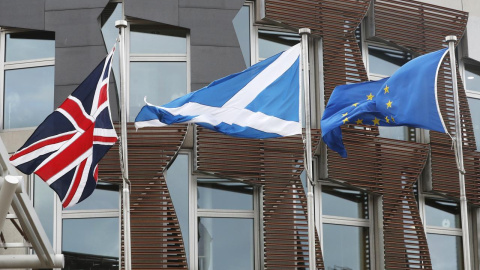 13/03/2017.- Las banderas del Reino Unido, de Escocia y de la UE ondean en el Parlamento escocés. REUTERS/Russell Cheyne