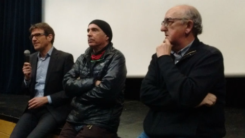 Gorka Urtaran, Lluís Llach y Jaume Roures, durante la presentación en Madrid de 'Llach: La revolta permanent'.