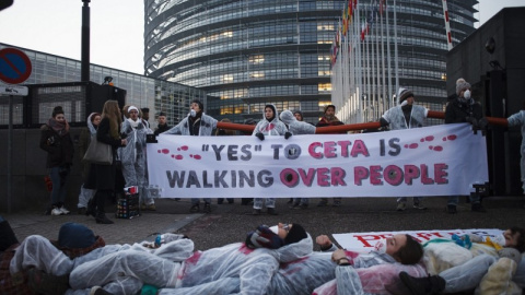 Ciudadanos protestando ante el Parlamento Europeo en Estrasburgo antes del voto final del CETA.