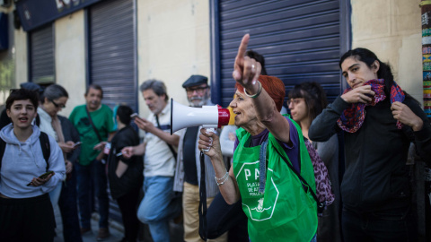 Una activista de la Plataforma de Afectados por la Hipoteca de Madrid, durante el intento de desahucio de una familia con dos hijos menores en la calles Argumosa de Madrid.- JAIRO VARGAS