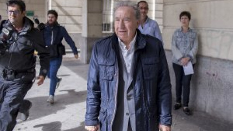 La juez sienta en el banquillo al empresario que simuló besar a Teresa Rodríguez y le impone una fianza de 14.560 euros