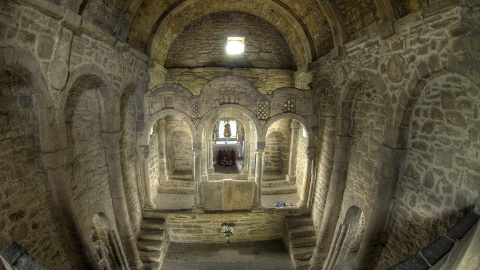 Nave y capilla de Santa Cristina de Lena. WIKIPEDIA