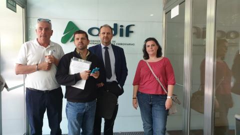 Representantes de la Plataforma de Víctimas del Alvia, a su llegada a la sede de Adif.